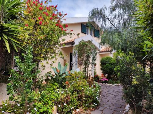 a house surrounded by plants and flowers at La Pirata Capitana in Costa degli Angeli