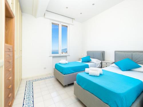 1 Schlafzimmer mit 2 Betten und einem Fenster in der Unterkunft La Casa di Terry - Breathtaking view of Sorrento in Sorrent