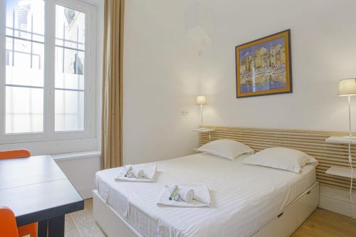 une chambre avec un lit avec deux serviettes dessus dans l'établissement Appartement Yema - Welkeys, à Biarritz