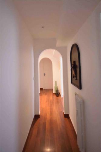 un couloir vide avec une arche dans une maison dans l'établissement LE CARNOT Apartment for 2 By Sunset, à Antibes