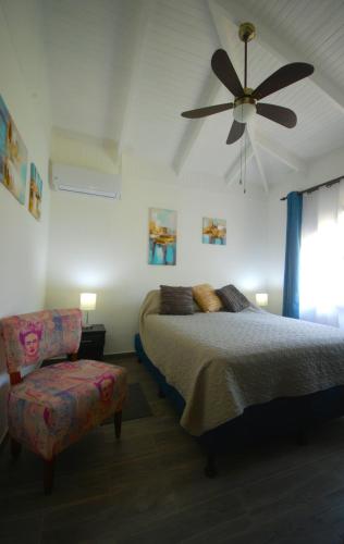Llit o llits en una habitació de Gray Beach House