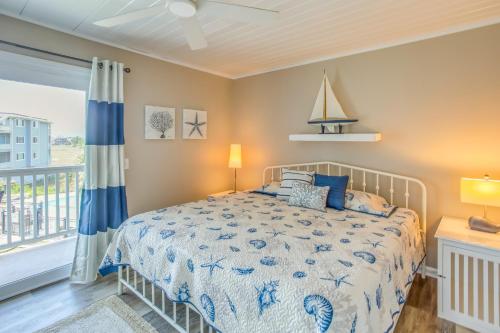 een slaapkamer met een bed en een balkon bij Carolina Beach Condo with Community Pool in Carolina Beach