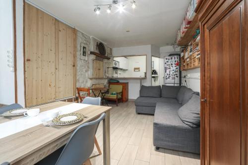 un salon avec un canapé et une table dans l'établissement Appartement Ternaux - Welkeys, à Paris