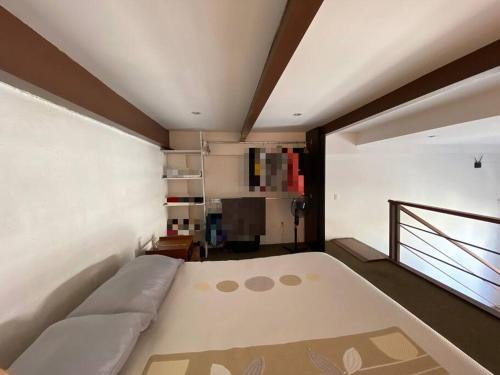 sypialnia z dużym białym łóżkiem i oknem w obiekcie SUITE MISION JURIQUILLA #1 w mieście Juriquilla