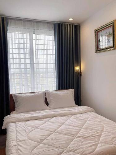 Postel nebo postele na pokoji v ubytování Hue - Modern Apt with Vietnamese inspired interior