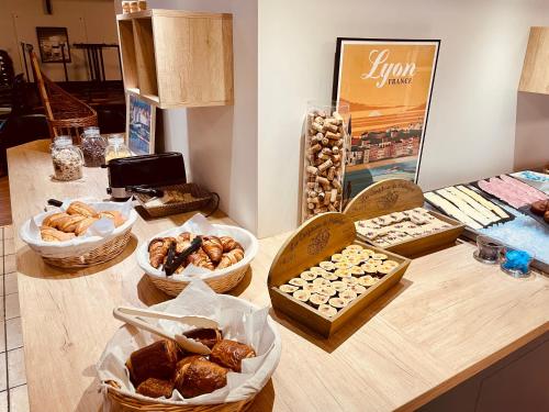 un mostrador de panadería con diferentes tipos de repostería. en Initial by Balladins Lyon Villefranche-sur-Saône, en Villefranche-sur-Saône