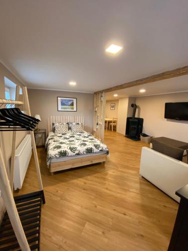 ein Schlafzimmer mit einem Bett und einer Treppe in einem Zimmer in der Unterkunft Apartma LIMA in Mozirje