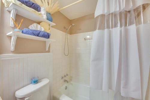 y baño con cortina de ducha blanca y aseo. en Charming Leola Home 10 Mi to Downtown Lancaster!, en Leola