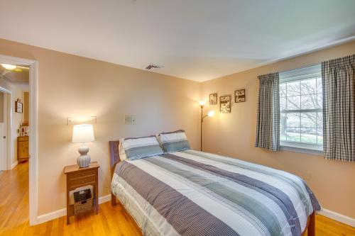 1 dormitorio con cama y ventana en Charming Leola Home 10 Mi to Downtown Lancaster!, en Leola