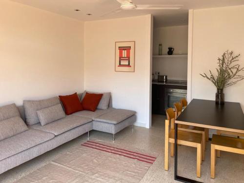 een woonkamer met een bank en een tafel bij Apartamento en Vilanova i la Geltrú in Vilanova i la Geltrú