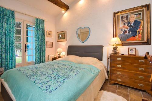une chambre avec un lit, une commode et un miroir dans l'établissement Villa Eleven StTropez Ramatuelle Pampelonne beach, à Saint-Tropez