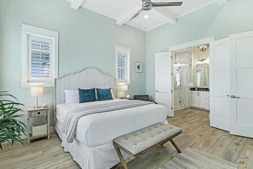 1 dormitorio con 1 cama grande con almohadas azules en Pelican's Perch at Palmilla Beach, en Port Aransas