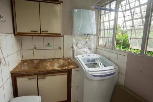 Baño pequeño con lavabo y aseo en Sossego Homestay, en Chapada dos Guimarães