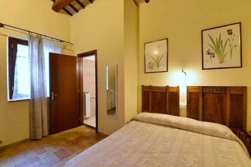 a bedroom with a large bed in a room at Agriturismo Sasso Rosso in Capodacqua