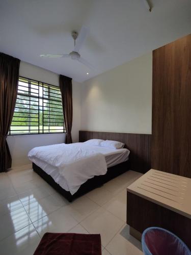 Un dormitorio con una cama grande y una ventana en GEYI HOMESTAY en Jerantut