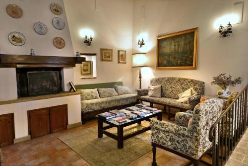a living room with a couch and a fireplace at Agriturismo Sasso Rosso in Capodacqua