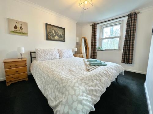 um quarto com uma cama e uma janela em Cosy cottage with character. em Brixham