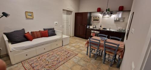 Il comprend un salon avec un canapé et une cuisine avec une table. dans l'établissement Il Miracolo Casa, à Naples