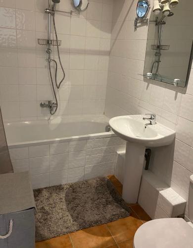 une salle de bain avec un lavabo, une baignoire et des toilettes dans l'établissement T2 vue mer CATALANS - NETFLIX - VELODROME, à Marseille