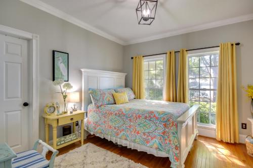 Katil atau katil-katil dalam bilik di Cross Hill Lake House Rental with Panoramic Views