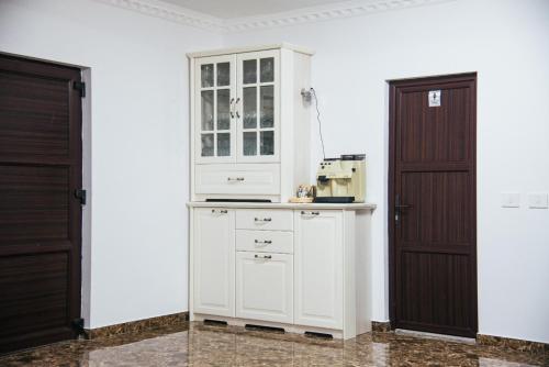 een keuken met een witte kast en twee deuren bij Casa Munty in Orlat