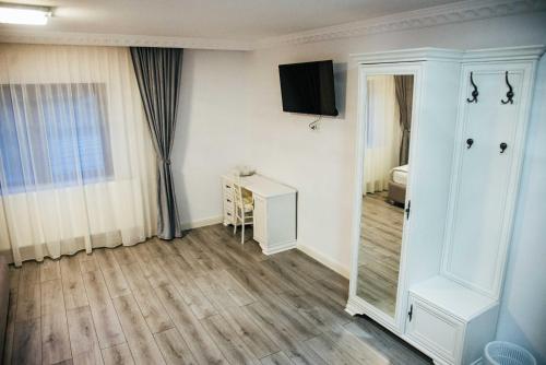 a room with a mirror and a television on the wall at Casa Munty in Orlat