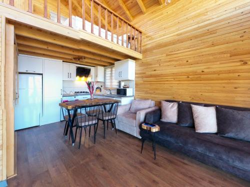 加濟帕夏的住宿－Koruwoodenhouse，客厅配有沙发和桌子