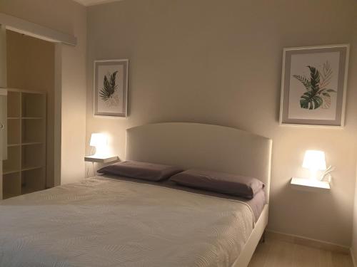 1 dormitorio con 1 cama con 2 lámparas en Mare e Vacanze, en Villa San Pietro