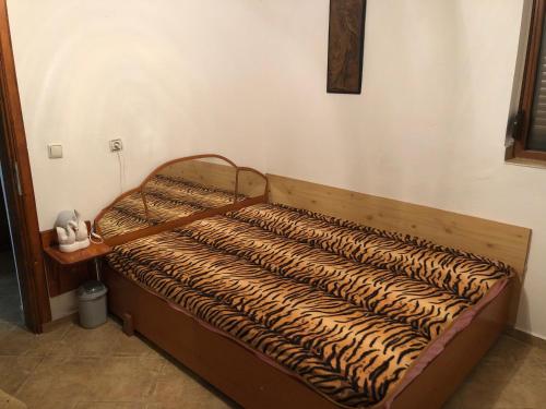 uma cama no canto de um quarto em Къща за гости Апартамент за гости РАЙ с Арбанаси до гр Велико Търново em Arbanasi
