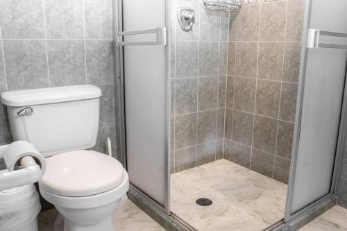 ein Bad mit einem WC und einer Dusche in der Unterkunft Espectacular casa de montaña in Pereira