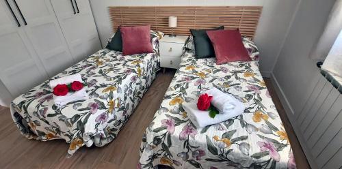 dos camas sentadas una al lado de la otra en una habitación en Kataenea. Apartamento en el prepirineo navarro. Naturaleza en Aoiz