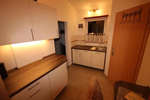 Ludorf的住宿－Müritzbrise 3，厨房配有白色橱柜和台面