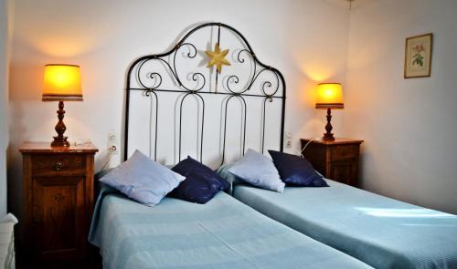 MontsonisにあるCal Tavernerのベッドルーム1室(青い枕とランプ2つ付)
