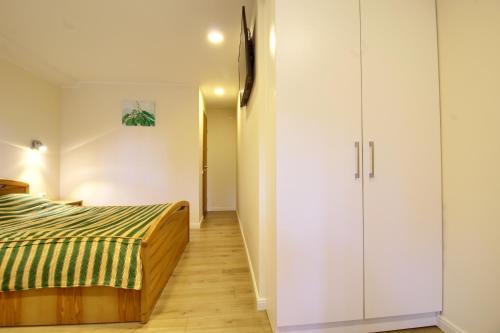 เตียงในห้องที่ Pas Edgarą 2