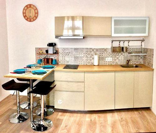 une cuisine avec un comptoir et une table avec des tabourets dans l'établissement Appartement centre, Parking 100m, à Nantes