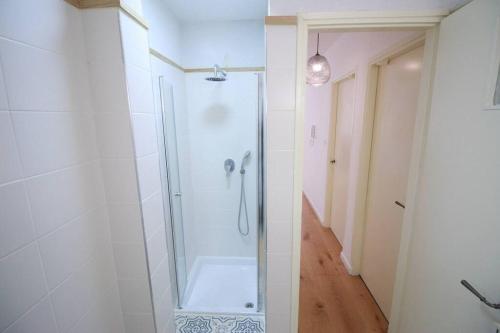 eine Dusche mit Glastür im Bad in der Unterkunft Appartement luxueux à Jérusalem - Katamon in Giv‘at Mordekhay