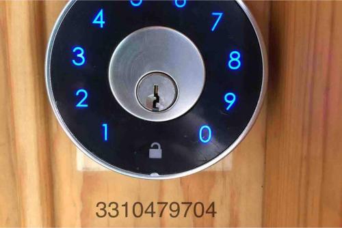 a black clock with blue numbers on a wooden wall at Cabaña Los Franceses in Tapalpa