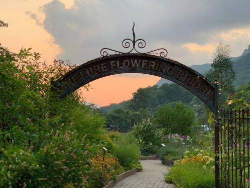 Taman di luar Walk to Lake Lure Chimney Rock from Autumn Splendor Cabin