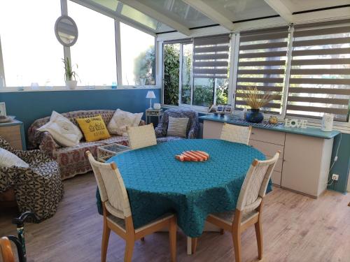 un salon avec une table et un canapé dans l'établissement Maison bien vivre, à Saint-Georges-de-Didonne