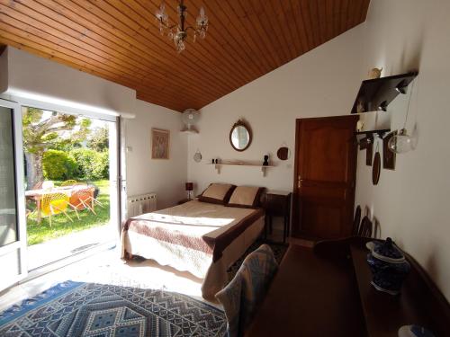 une chambre avec un lit et une fenêtre dans l'établissement Maison bien vivre, à Saint-Georges-de-Didonne
