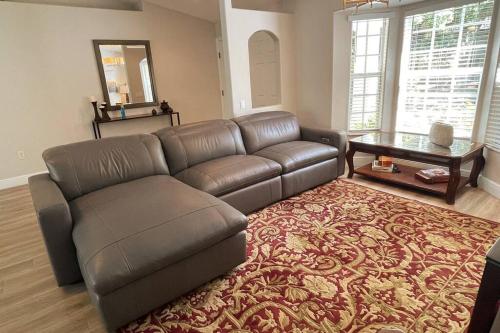 Ruang duduk di Bernice 3bd2bth With Heated Pool Near Siesta Key!