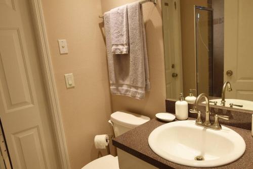 y baño con lavabo, aseo y toallas. en Bernice 3bd2bth With Heated Pool Near Siesta Key!, en Sarasota
