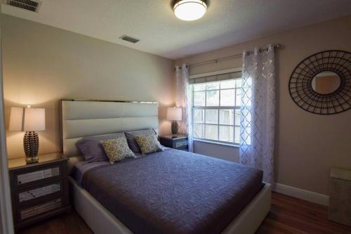 Un dormitorio con una cama grande y una ventana en Bernice 3bd2bth With Heated Pool Near Siesta Key!, en Sarasota