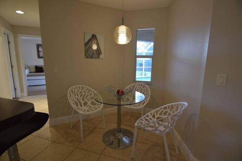 Gambar di galeri bagi Bernice 3bd2bth With Heated Pool Near Siesta Key! di Sarasota