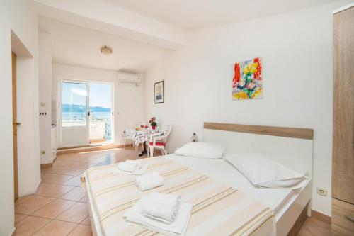 Ένα ή περισσότερα κρεβάτια σε δωμάτιο στο Apartments Mirna Center & Beach