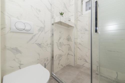 Ένα μπάνιο στο Apartments Mirna Center & Beach
