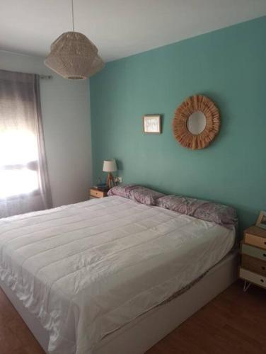 1 dormitorio con cama y espejo en la pared en Casa en Aguadulce Playa, en Aguadulce