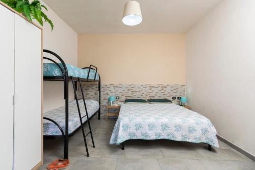 ヴィエステにあるVillage La Canzone del Mareのベッドルーム1室(ベッド1台、二段ベッド1組付)
