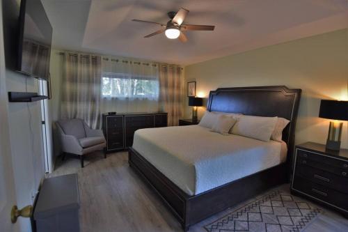 a bedroom with a bed and a ceiling fan at Florinda 3bdr/2bth 2car garage with New Pool in Sarasota