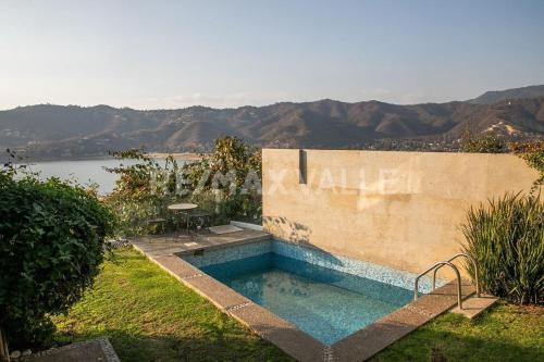 una piscina en el patio de una casa en the best view in Valle de Bravo, en Valle de Bravo